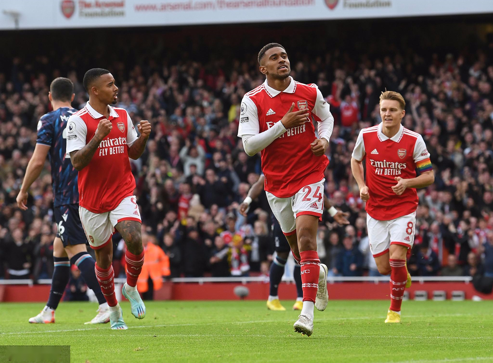 阿根廷21岁足球新星：热刺追逐的足球领军人物